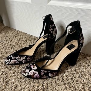 White House Black Market Black/Lilac Embroidered Floral Heels Size 7.5
